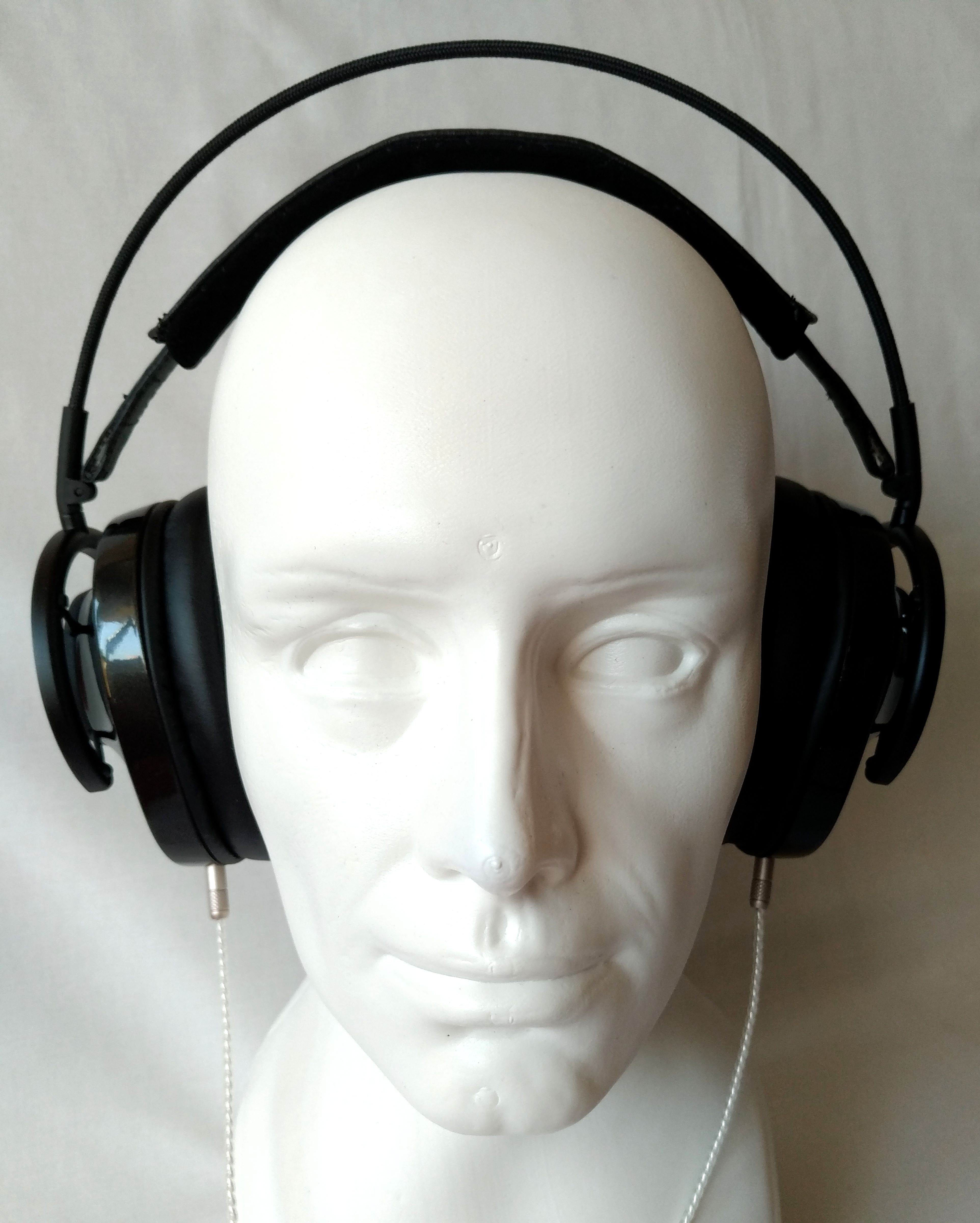 AudioQuest NightHawk Carbon na głowie przodem