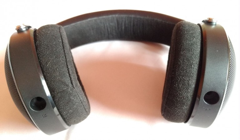 FOCAL Elear - z firmowymi poduszkami od dołu