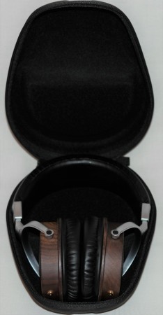 Monolith M650 - słuchawki w pokrowcu