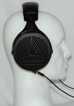 Monolith M1070 - na manekinie z boku