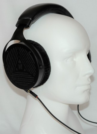 Monolith M1070 - na manekinie z przodu po skosie