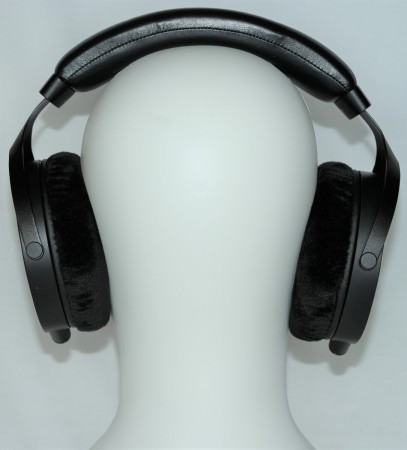 Monolith M1070 - na manekinie z tyłu