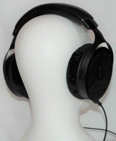 Monolith M1070 - na manekinie z tyłu po skosie
