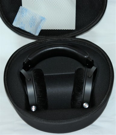 Monolith M1070 - słuchawki w pokrowcu