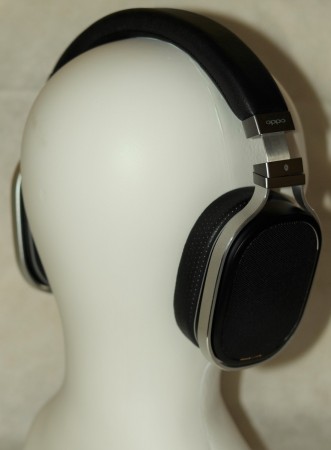 Oppo PM-2 - na manekinie po skosie z tyłu