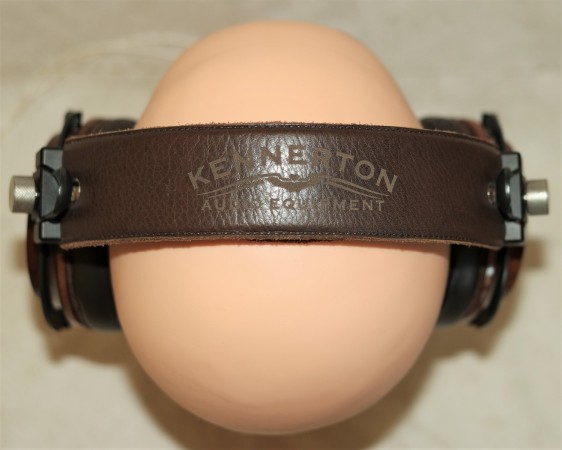 KENNERTON Thror - na manekinie z góry