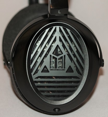 Monolith M570 - logo firmy w centrum osłony