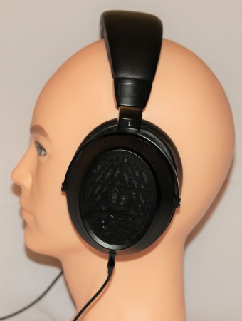 Monolith M570 - na manekinie z boku