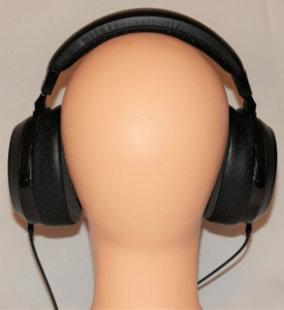 Monolith M570 - na manekinie z tyłu