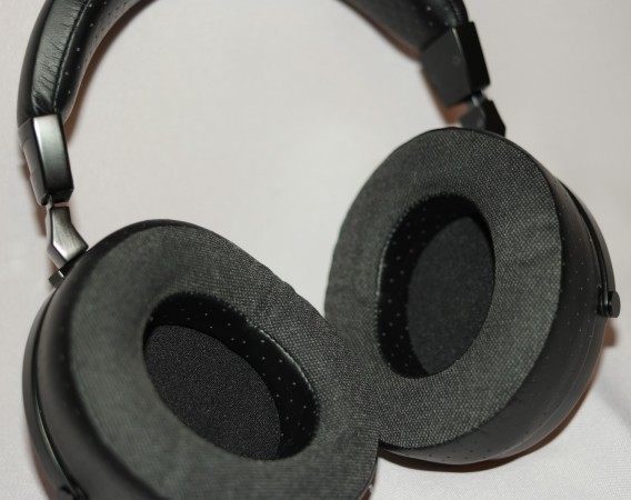 Monolith M570 - profilowane poduszki